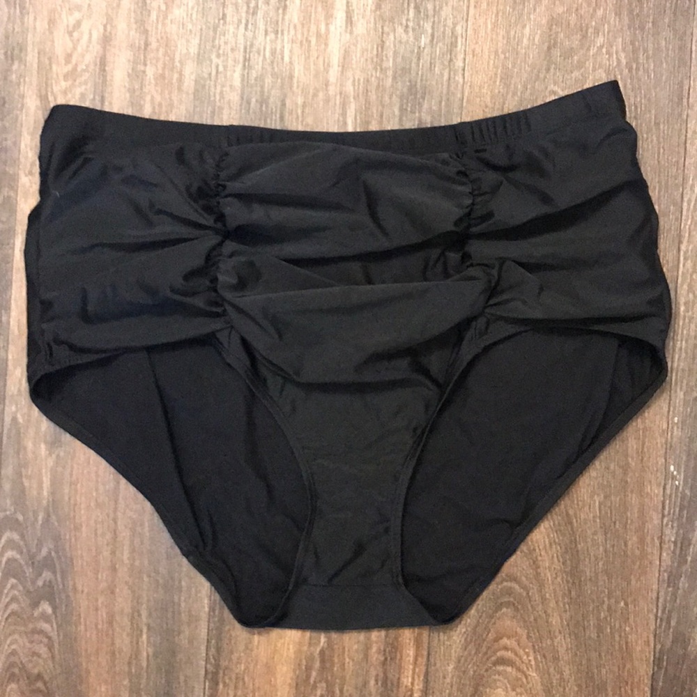Torrid size 3 black bottom with ruching!